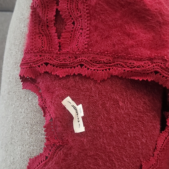 NWOT Eesome Fuzzy Eyelash Sweater with Embroidered Lace Detail Sleeve Size M/L - Picture 10 of 10